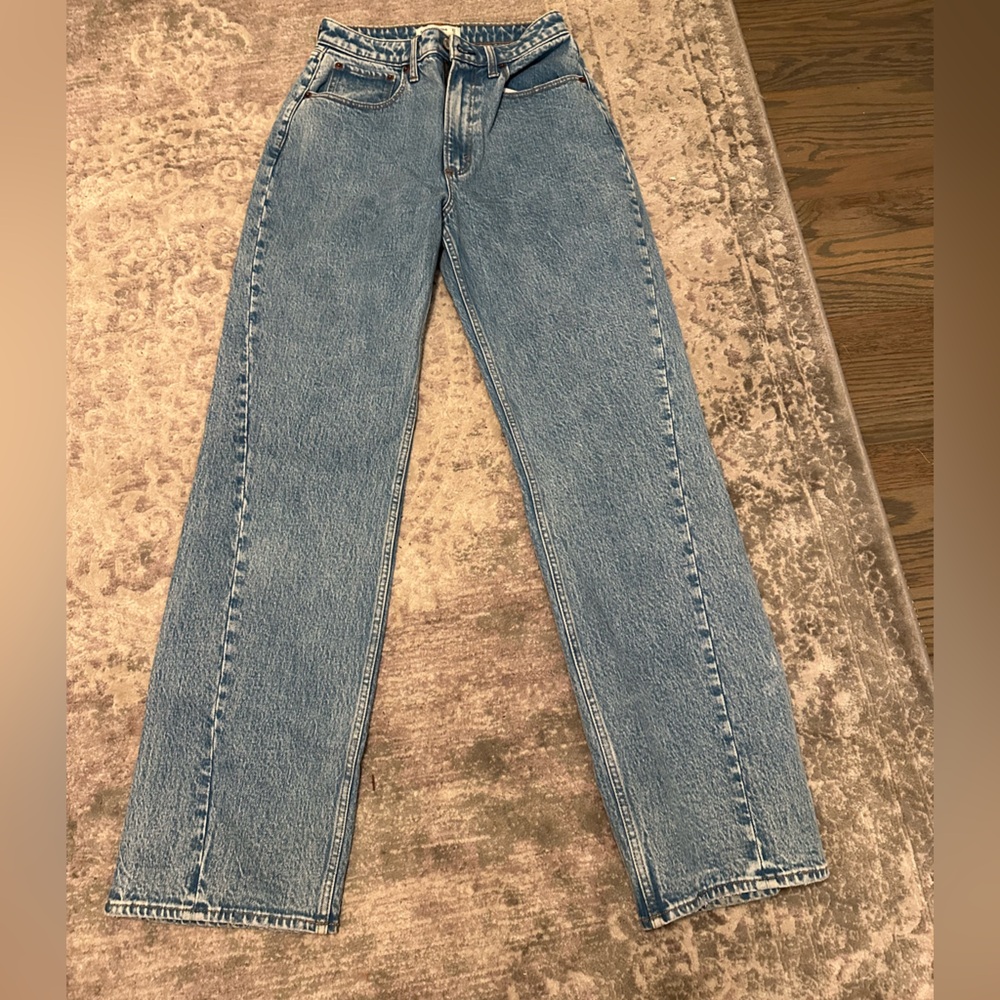 Abercrombie & Fitch high rise relaxed jeans. Curve love. 27/4 LONG